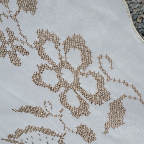 Vintage Embroidered Linen Tablecloth Ripple Edges Flower Leaf Design - Picture 7 of 9